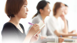 説明会を聞いている女性