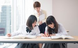 不登校から通信制高校へ行くのはあり？メリットとデメリットを解説